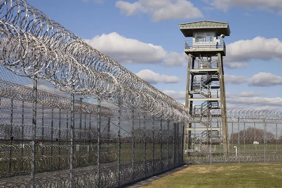 Production process of prison protection net