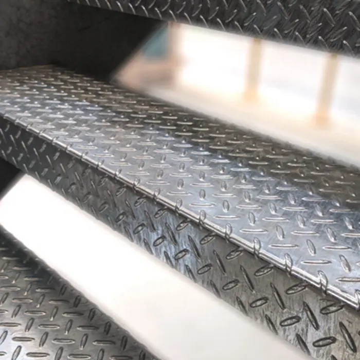Easy-to-clean anti-slip aluminum tread plate for ramps