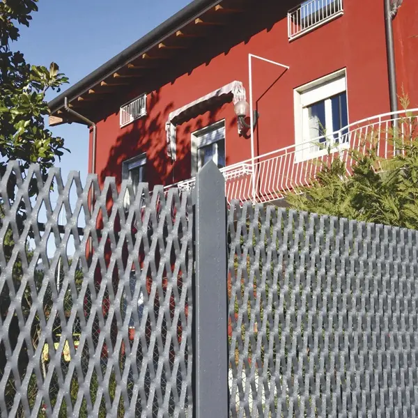Low-carbon steel stretch expanded metal mesh for fence