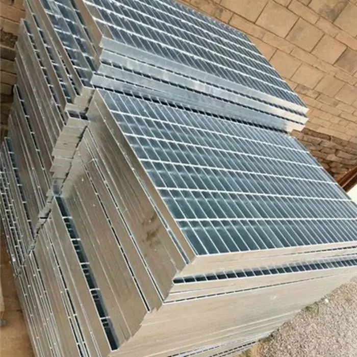 Hot-dip galvanized steel grating with good ventilation and lighting