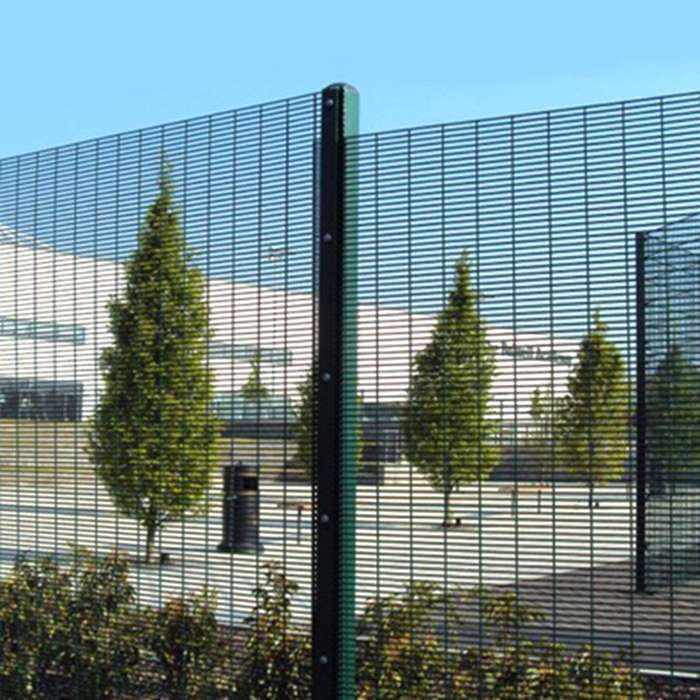 Production process and advantages of hot-dip galvanized mesh fence Production process and advantages of hot-dip galvanized mesh fence