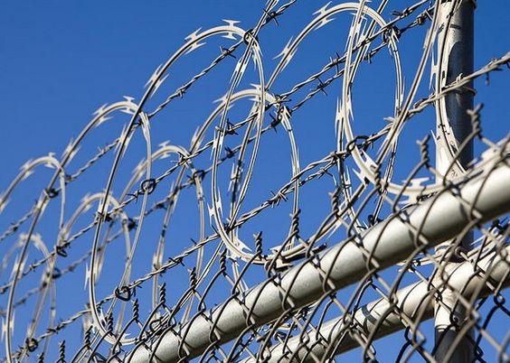 Galvanized Razor Wire Barbed Wire Coils Security Wire Fence