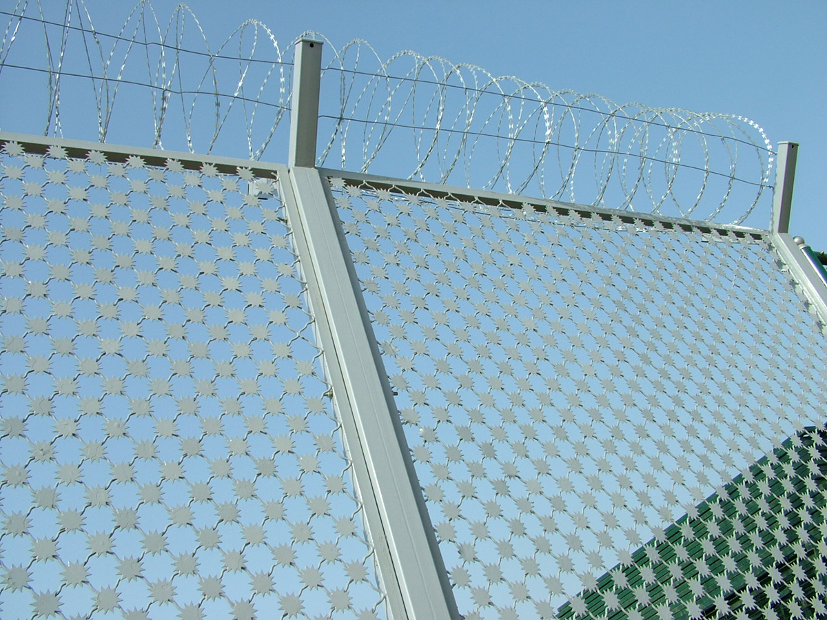 Blade barbed wire can also be used like this Blade barbed wire can also be used like this